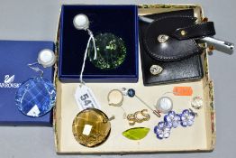 A GROUP OF SWAROVSKI CRYSTAL ITEMS, to include four SCS membership crystal ornaments in blue, green,