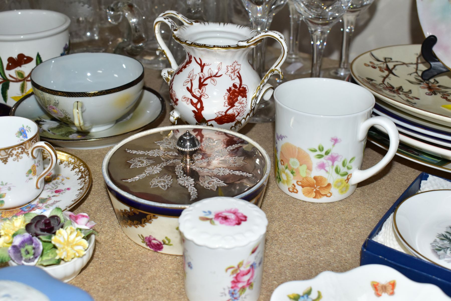A GROUP OF ASSORTED GLASSWARE, CERAMIC GIFT WARE AND OTHER CERAMICS, including three Wedgwood pale - Image 10 of 12