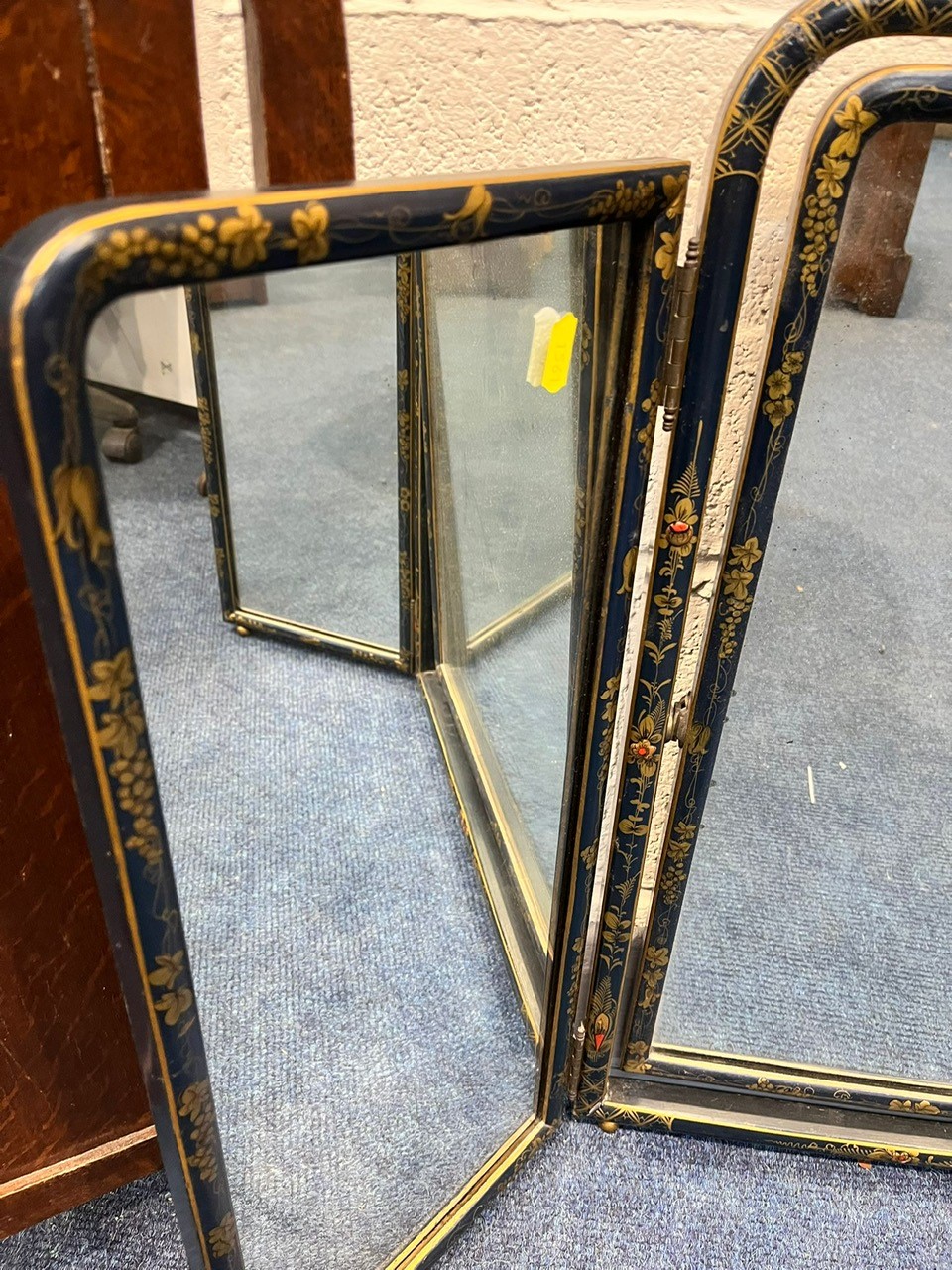 AN EARLY 20TH JAPPANNED TRIPLE DRESSING MIRROR, oak three panel shaped fire screen with floral - Image 3 of 3