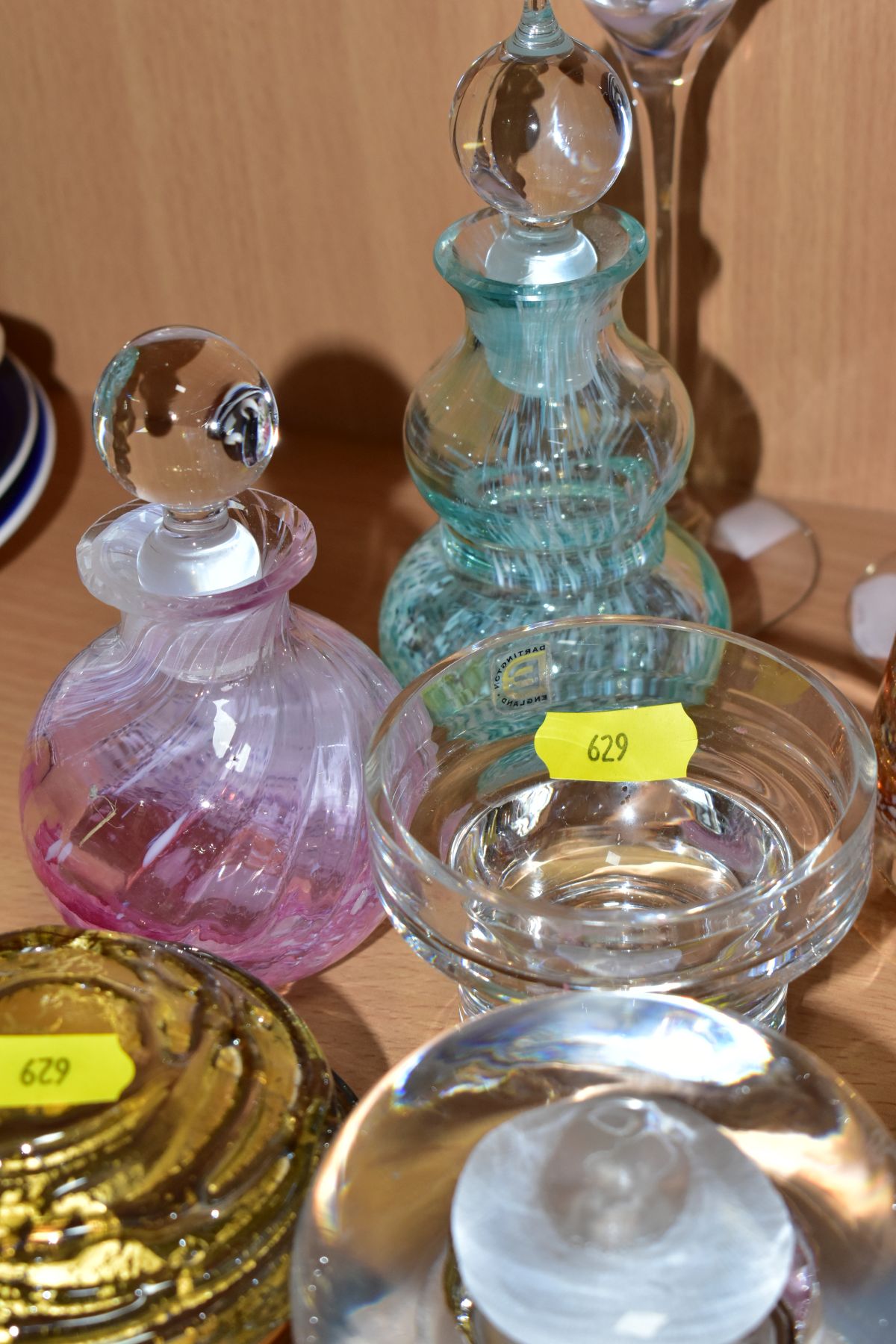 A SMALL COLLECTION OF DECORATIVE GLASS ITEMS TO INCLUDE TWO CAITHNESS PAPERWEIGHTS, both Caithness - Image 5 of 11