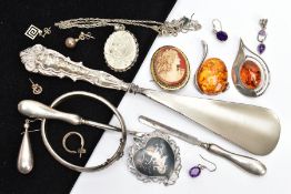 AN ASSORTMENT OF SILVER ITEMS, to include a silver floral locket, hallmarked sterling Birmingham,