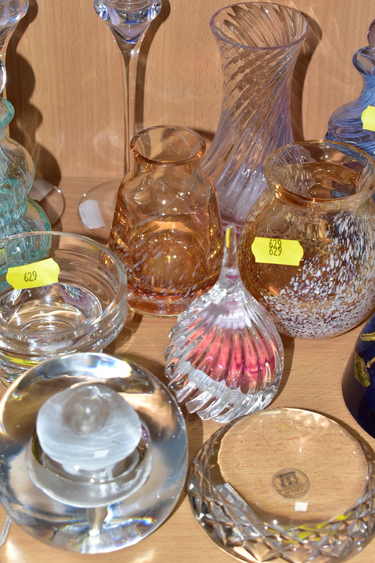 A SMALL COLLECTION OF DECORATIVE GLASS ITEMS TO INCLUDE TWO CAITHNESS PAPERWEIGHTS, both Caithness - Image 3 of 11