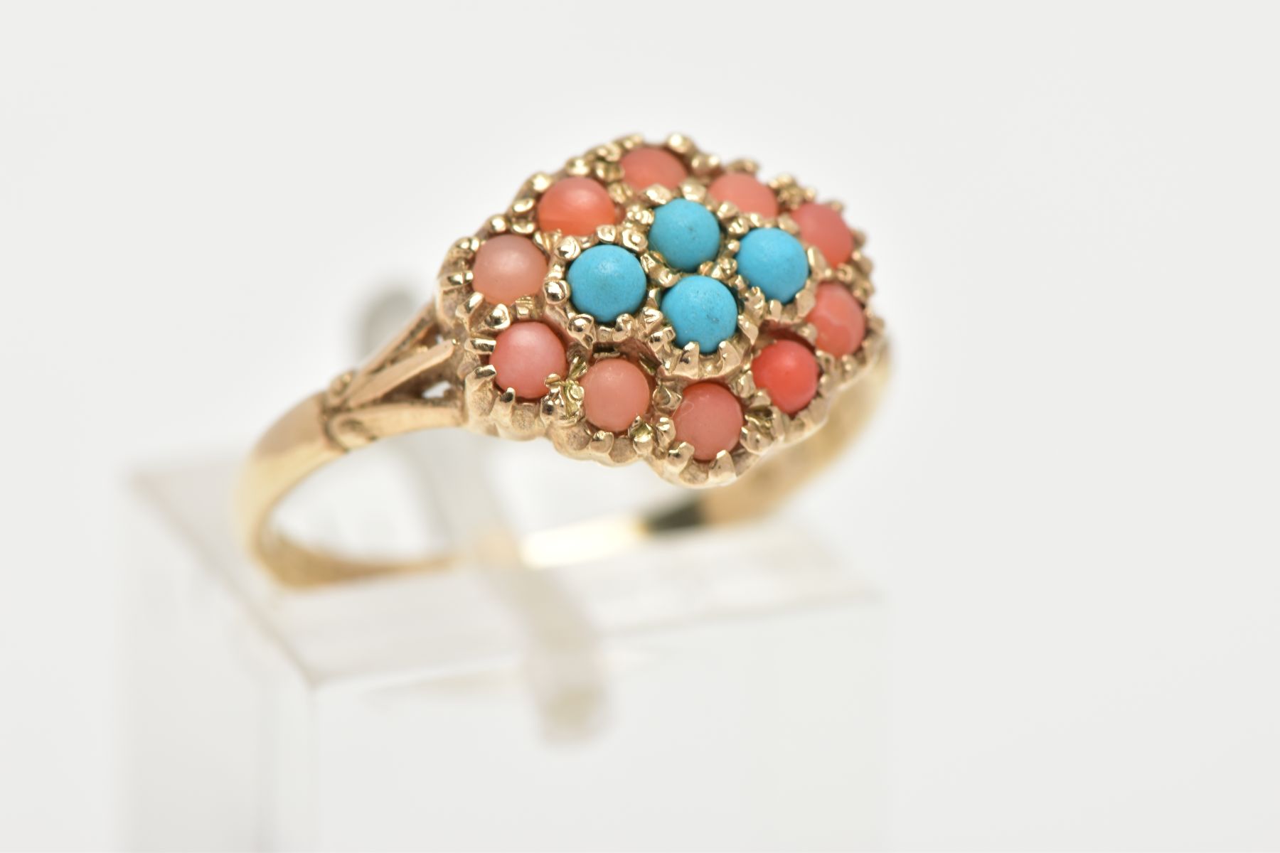 A 9CT GOLD CORAL AND TURQUOISE RING, designed as a cluster of four turquoise and twelve coral stones - Image 4 of 4