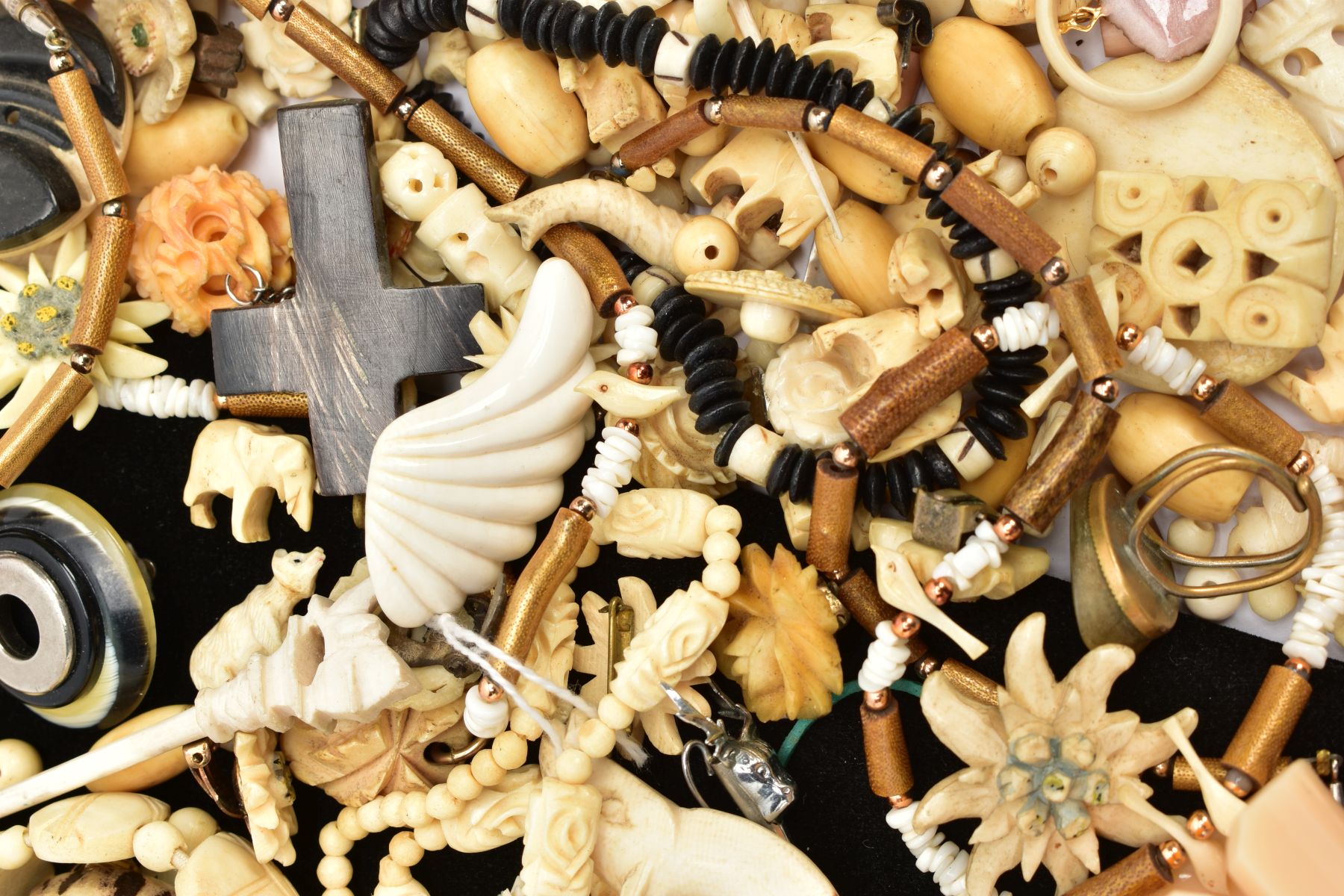 A BOX OF CARVED IVORY, BONE AND OTHER MISCELLANEOUS ITEMS, to include Victorian carved ivory, - Image 3 of 4