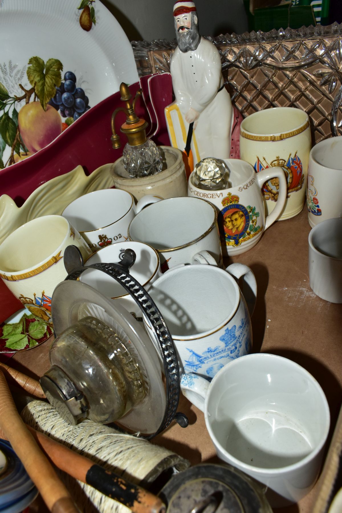 A BOX AND LOOSE OF CERAMICS, TREEN, ETC, including two Zdenka Ralph pottery plates in the Clarice - Image 4 of 11