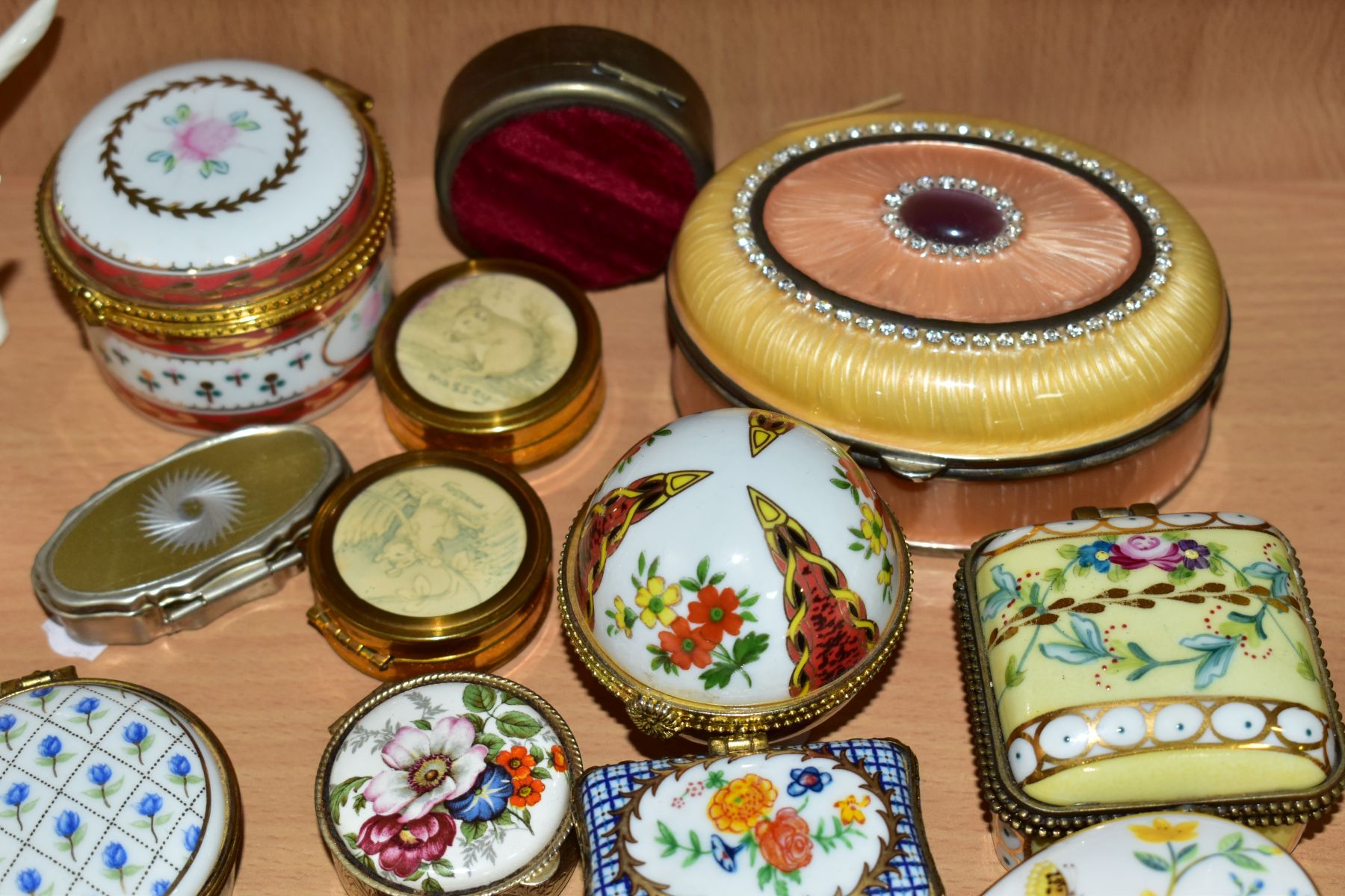 A GROUP OF TRINKET BOXES AND FOUR MINIATURE ANIMAL FIGURES, eighteen, mainly ceramic and metal, late - Image 5 of 12
