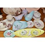 A GROUP OF ASSORTED CARLTON WARE IN MAGNOLIA, CONVULVULOUS, HAZEL NUT AND ORCHID DESIGNS,