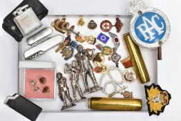 A SELECTION OF ITEMS, to include a Victorian brooch stamped '9ct', fitted with a base metal pin, 1.4