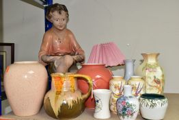 A GROUP OF ASSORTED 20TH CENTURY CERAMICS, including a plaster goldfish bowl stand in the form of