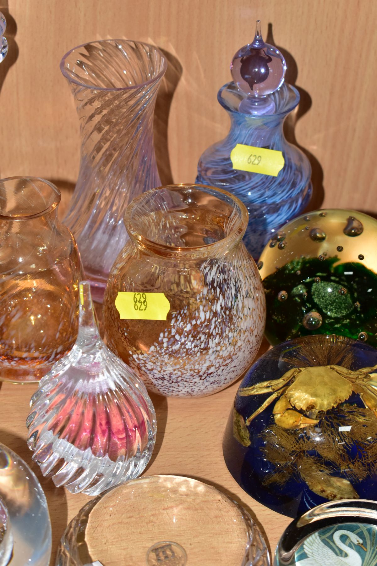 A SMALL COLLECTION OF DECORATIVE GLASS ITEMS TO INCLUDE TWO CAITHNESS PAPERWEIGHTS, both Caithness - Image 2 of 11