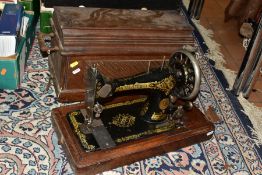 A VINTAGE SINGER SEWING MACHINE, in fitted oak case, approximate length 46cm, width 23.5cm, height