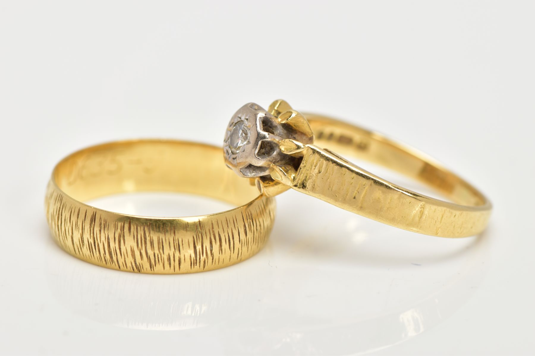 AN 18CT GOLD WEDDING RING SET, to include an illusion set single stone diamond ring, set with a - Image 2 of 4