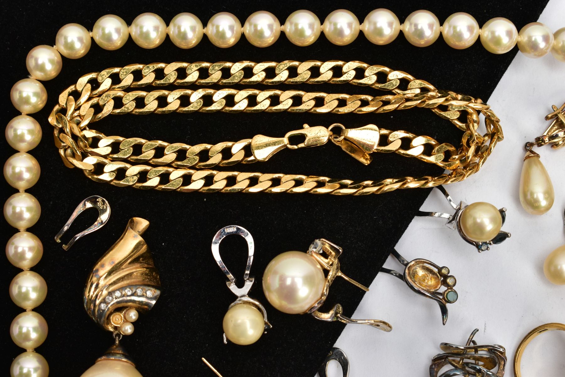 A BAG OF ASSORTED COSTUME JEWELLERY, to include an imitation pearl necklace fitted with a white - Image 5 of 6