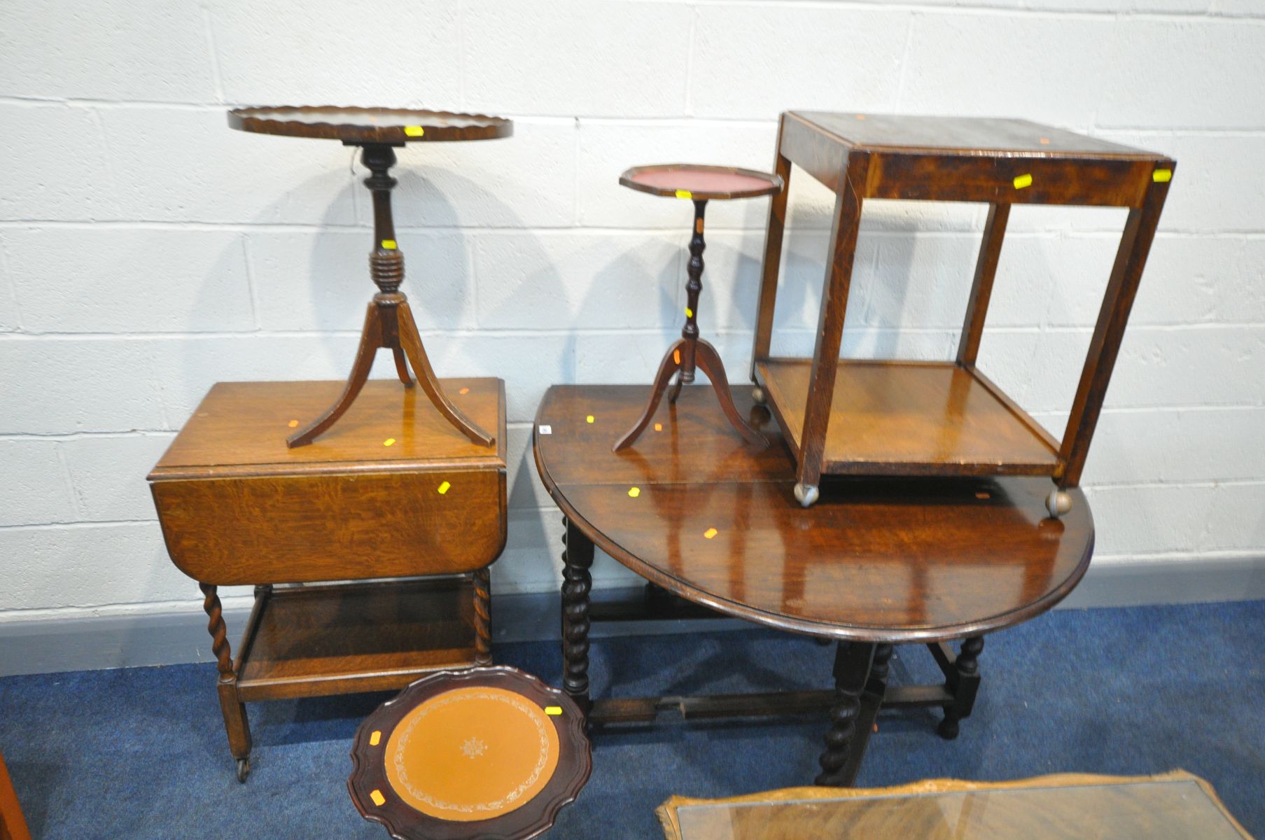 A SELECTION OF OCCASIONAL FURNITURE, to include an oak gate leg table, open length 134cm x closed - Image 3 of 3