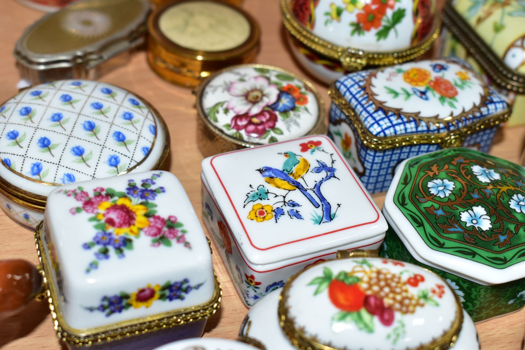 A GROUP OF TRINKET BOXES AND FOUR MINIATURE ANIMAL FIGURES, eighteen, mainly ceramic and metal, late - Image 8 of 12