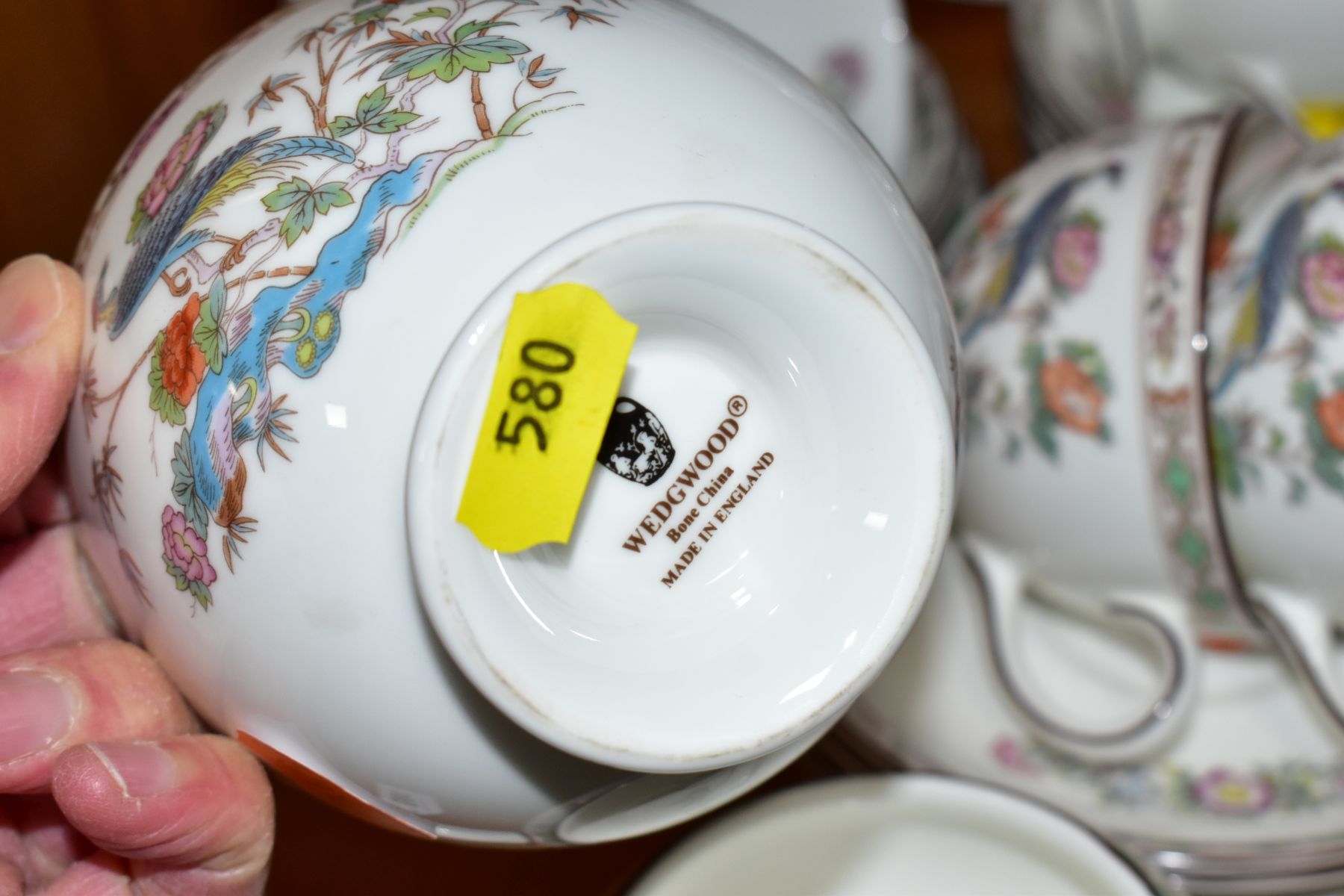 A WEDWOOD 'KUTANI CRANE' PATTERN TWENTY ONE PIECE TEA SET, comprising a milk jug, a sugar bowl, a - Image 5 of 7