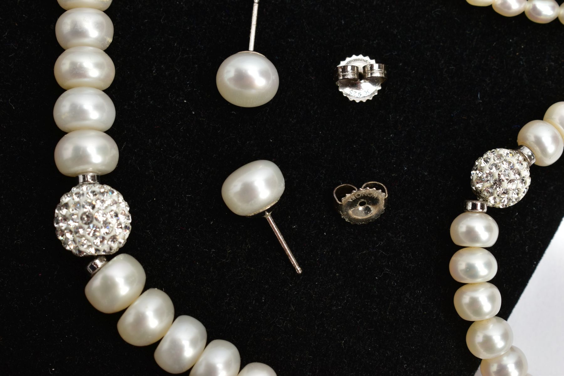 FIVE PIECES OF CULTURED PEARL JEWELLERY, to include a three piece gift set comprising of a necklace, - Image 2 of 4
