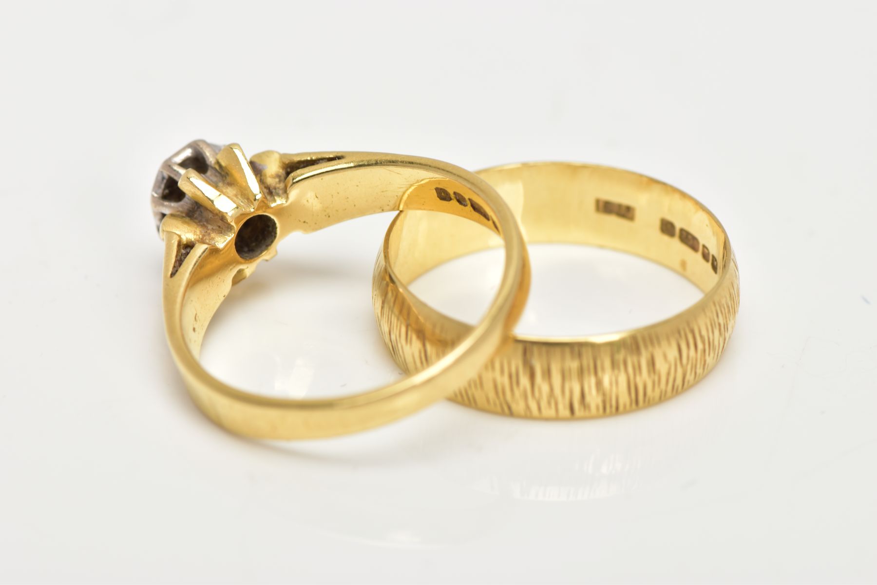 AN 18CT GOLD WEDDING RING SET, to include an illusion set single stone diamond ring, set with a - Image 3 of 4