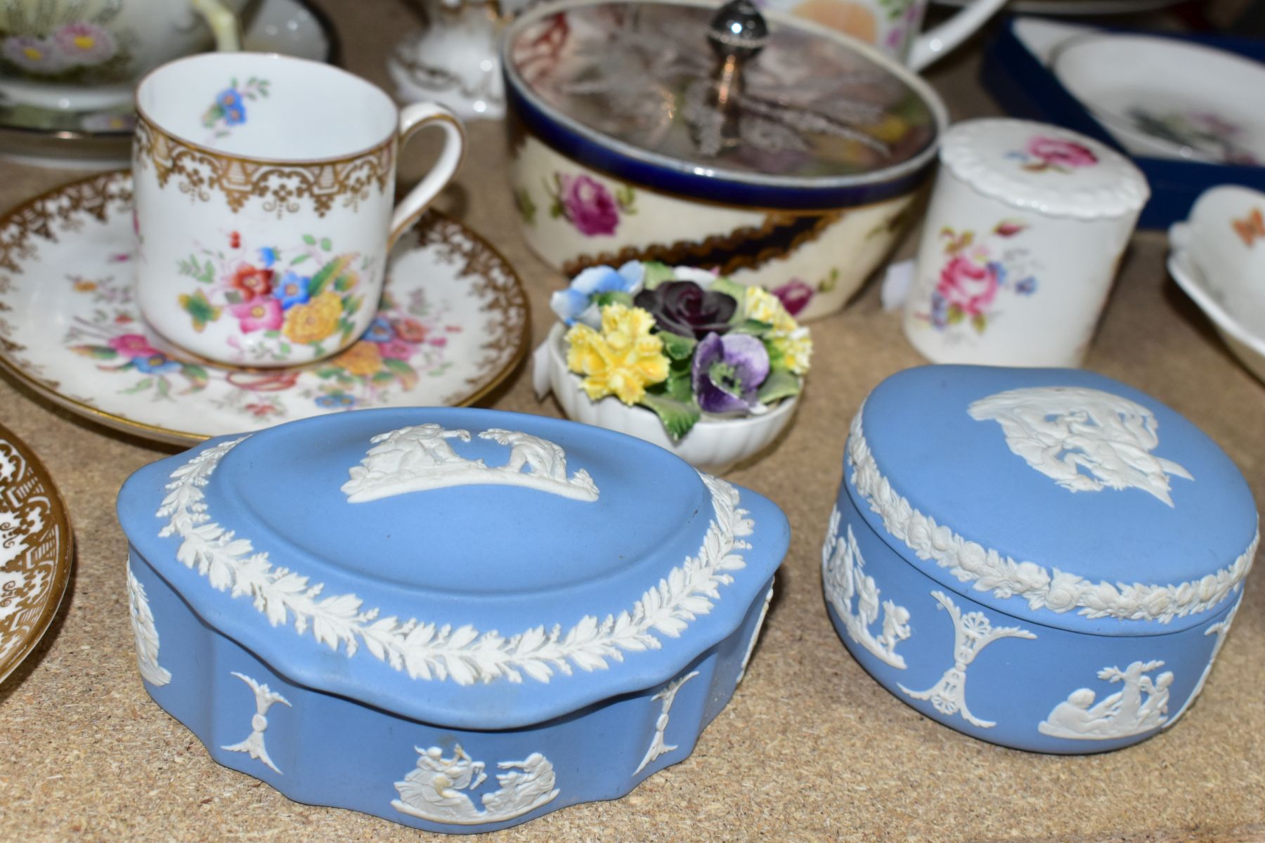 A GROUP OF ASSORTED GLASSWARE, CERAMIC GIFT WARE AND OTHER CERAMICS, including three Wedgwood pale - Image 8 of 12