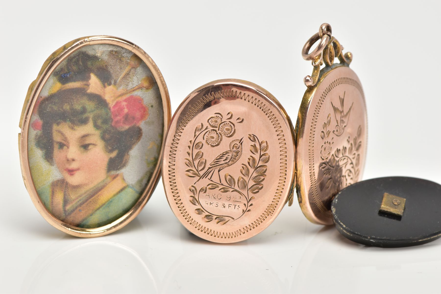 A LOCKET AND TWO OTHER ITEMS, to include an oval locket with floral and bird detail, fitted with a - Image 4 of 4