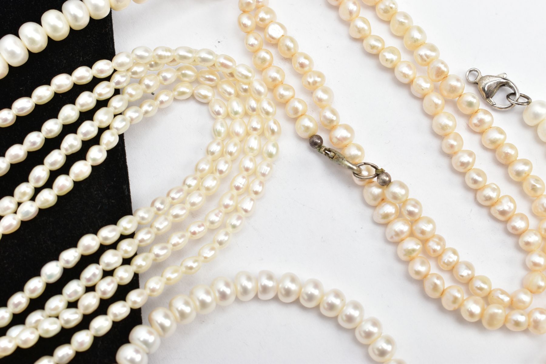 FIVE PIECES OF CULTURED PEARL JEWELLERY, to include a three piece gift set comprising of a necklace, - Image 3 of 4