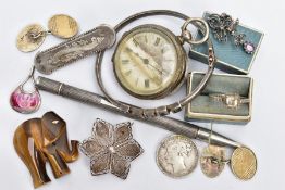 A BAG OF ASSORTED ITEMS, to include a silver sweetheart brooch with a vacant cartouche to the