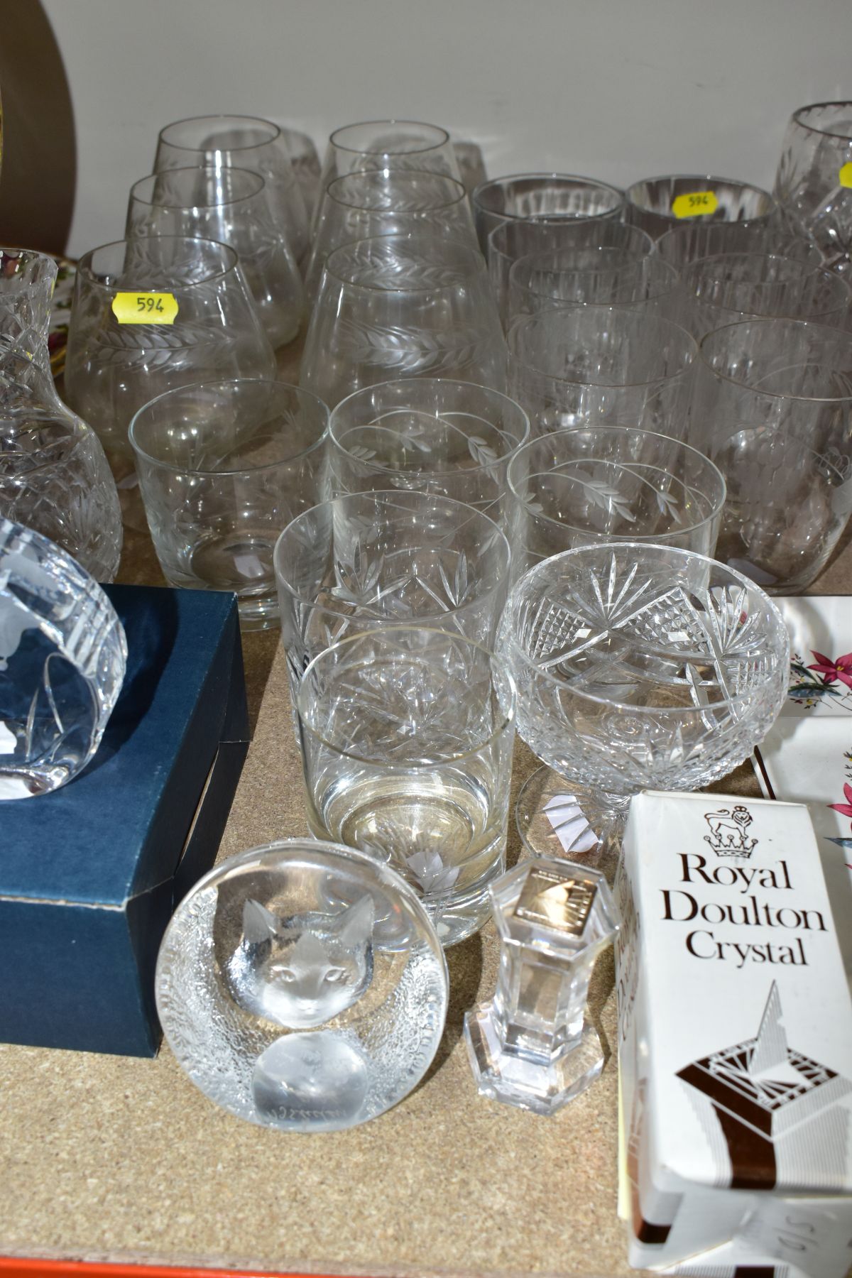 A GROUP OF ASSORTED GLASSWARE, CERAMIC GIFT WARE AND OTHER CERAMICS, including three Wedgwood pale - Image 4 of 12
