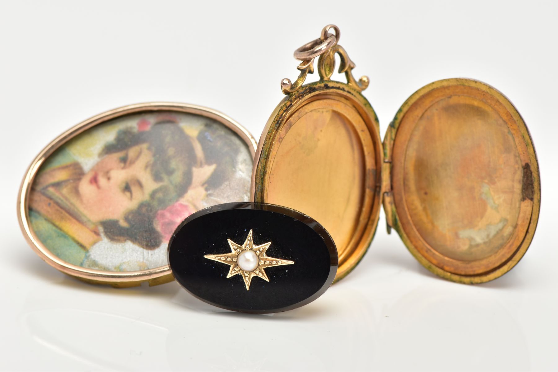 A LOCKET AND TWO OTHER ITEMS, to include an oval locket with floral and bird detail, fitted with a - Image 3 of 4