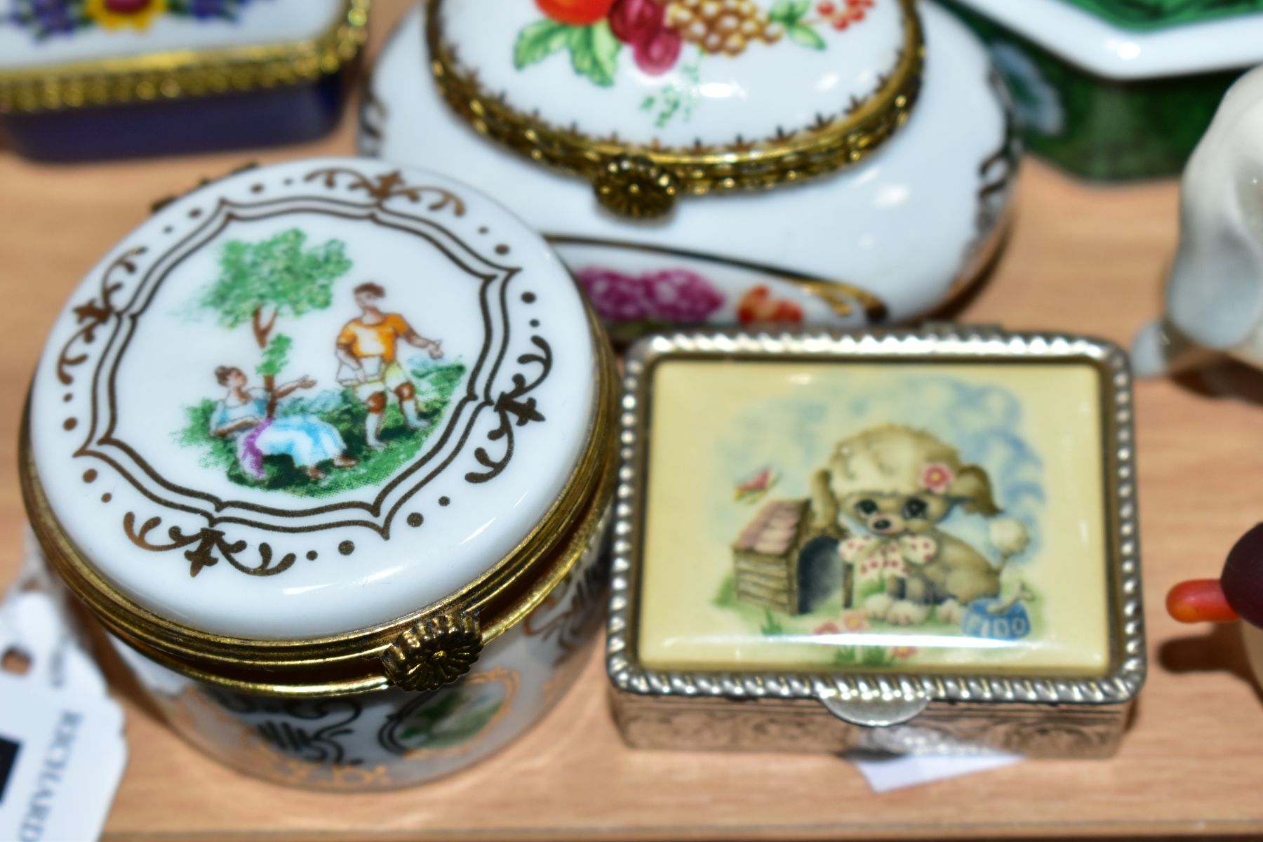 A GROUP OF TRINKET BOXES AND FOUR MINIATURE ANIMAL FIGURES, eighteen, mainly ceramic and metal, late - Image 10 of 12