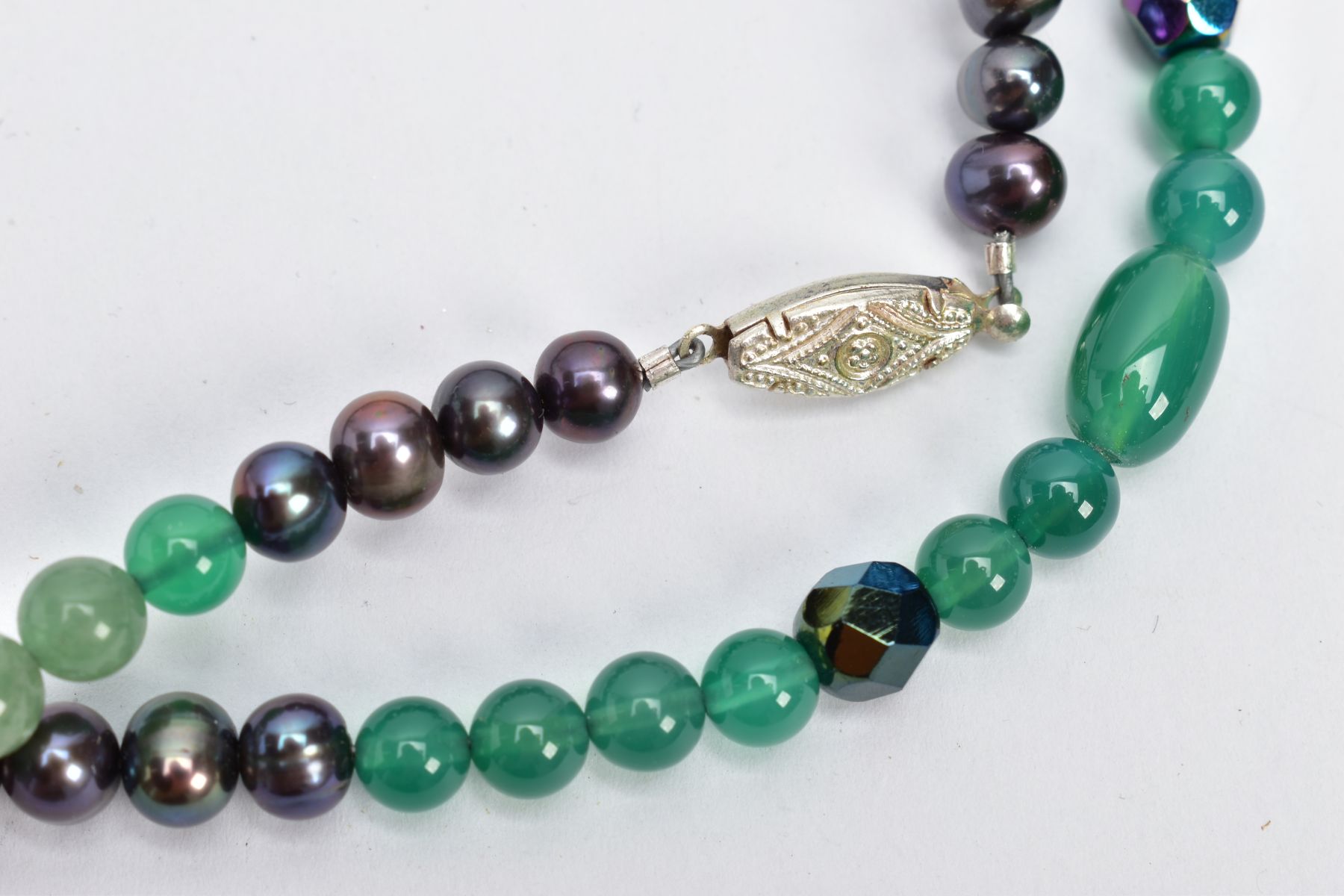 A GEM BEAD NECKLACE, the single row of near uniform mainly spherical beads comprising dyed green - Image 2 of 3