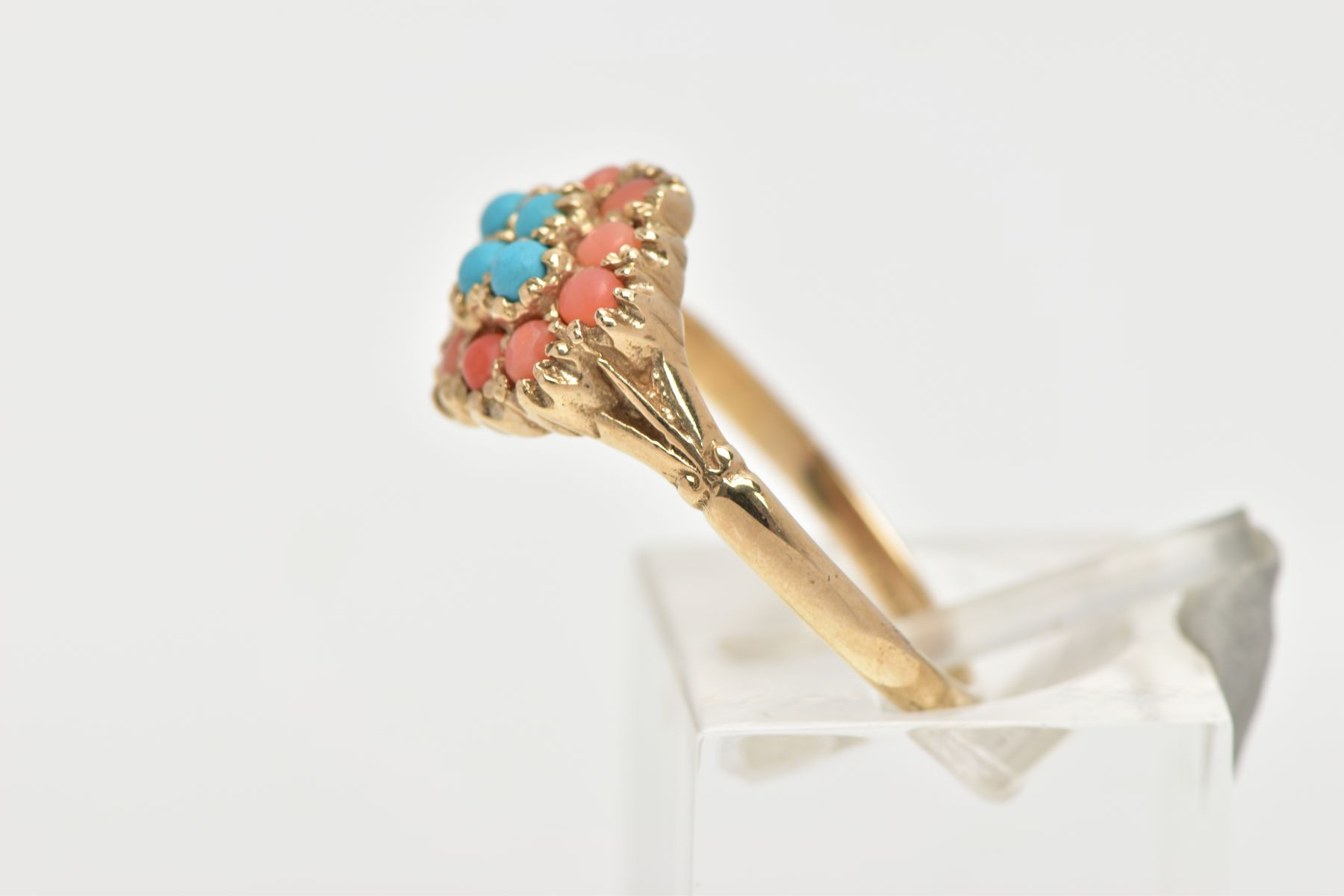 A 9CT GOLD CORAL AND TURQUOISE RING, designed as a cluster of four turquoise and twelve coral stones - Image 2 of 4