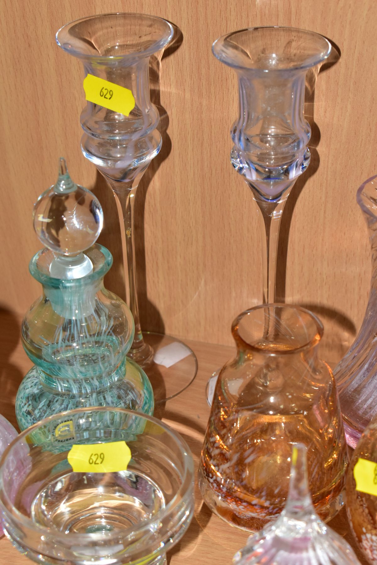 A SMALL COLLECTION OF DECORATIVE GLASS ITEMS TO INCLUDE TWO CAITHNESS PAPERWEIGHTS, both Caithness - Image 4 of 11