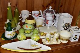 A QUANTITY OF CARLTON WARE TABLE WARES, including a square jug and canister and cover printed with