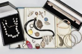 AN ASSORTMENT OF SILVER AND WHITE METAL JEWELLERY ITEMS, to include a shield pendant with the