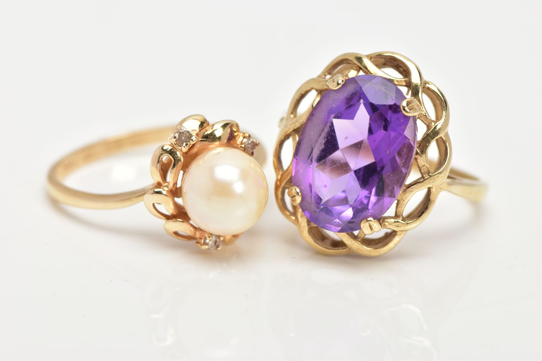 A 9CT GOLD AMETHYST RING AND A CULTURED PEARL RING, the first designed with a four claw set, oval - Image 4 of 4