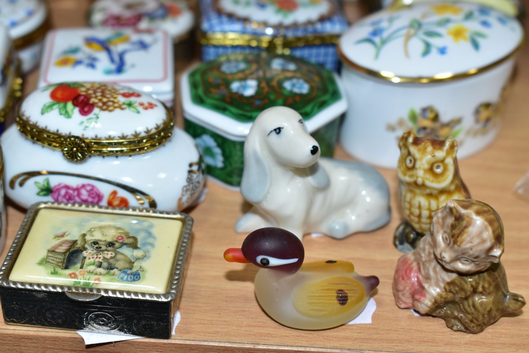 A GROUP OF TRINKET BOXES AND FOUR MINIATURE ANIMAL FIGURES, eighteen, mainly ceramic and metal, late - Image 2 of 12