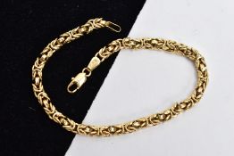 A YELLOW METAL BRACELET, byzantine bracelet fitted with a lobster claw clasp, stamped '750',