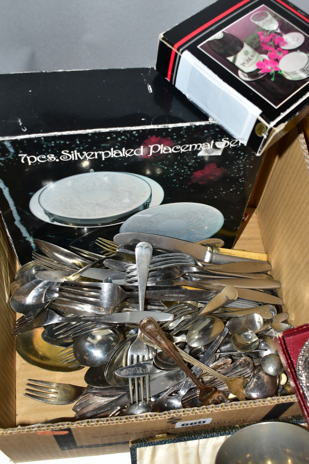 TWO BOXES OF SILVER PLATED AND OTHER METALWARES, to include boxed placemat and coaster sets, a - Image 4 of 7