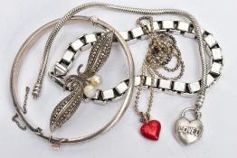 FIVE JEWELLERY ITEMS, to include a silver heavy box link bracelet fitted with a lobster claw