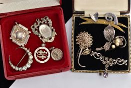 AN ASSORTMENT OF WHITE METAL JEWELLERY ITEMS, to include a crescent moon brooch set with circular