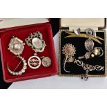 AN ASSORTMENT OF WHITE METAL JEWELLERY ITEMS, to include a crescent moon brooch set with circular