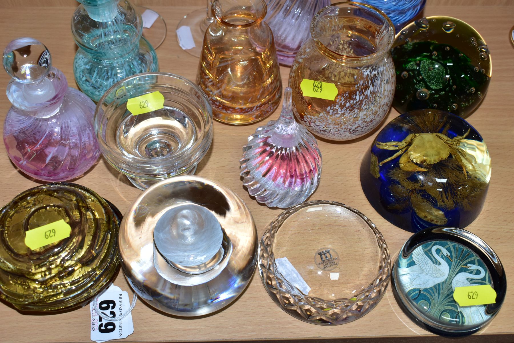 A SMALL COLLECTION OF DECORATIVE GLASS ITEMS TO INCLUDE TWO CAITHNESS PAPERWEIGHTS, both Caithness - Image 8 of 11