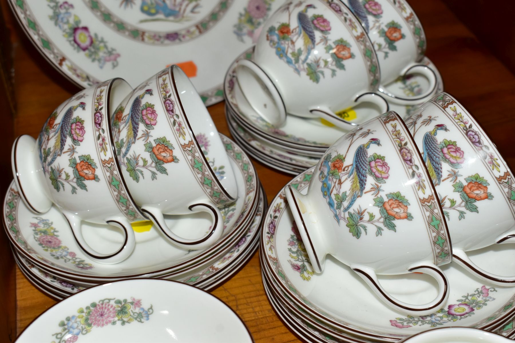 A WEDWOOD 'KUTANI CRANE' PATTERN TWENTY ONE PIECE TEA SET, comprising a milk jug, a sugar bowl, a - Image 3 of 7