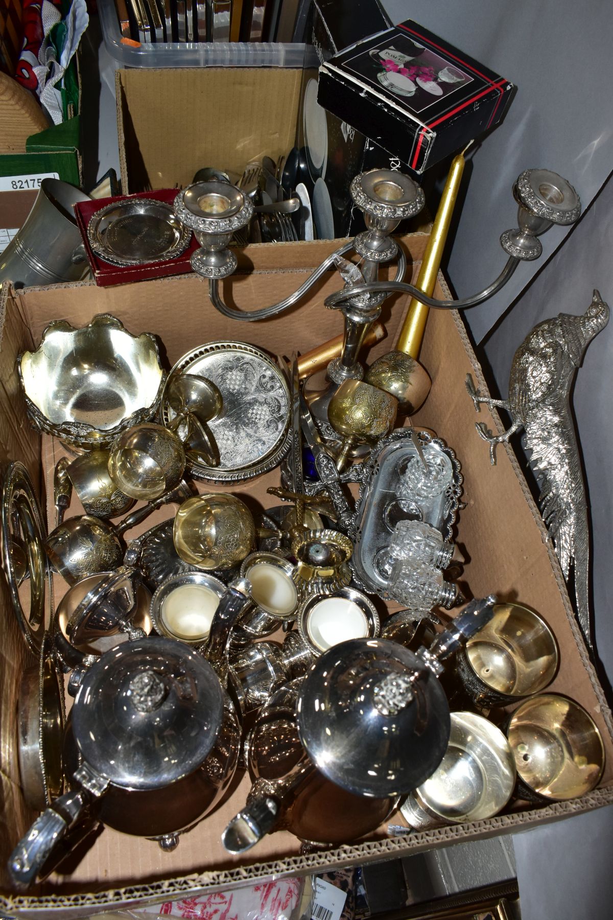 TWO BOXES OF SILVER PLATED AND OTHER METALWARES, to include boxed placemat and coaster sets, a - Image 6 of 7