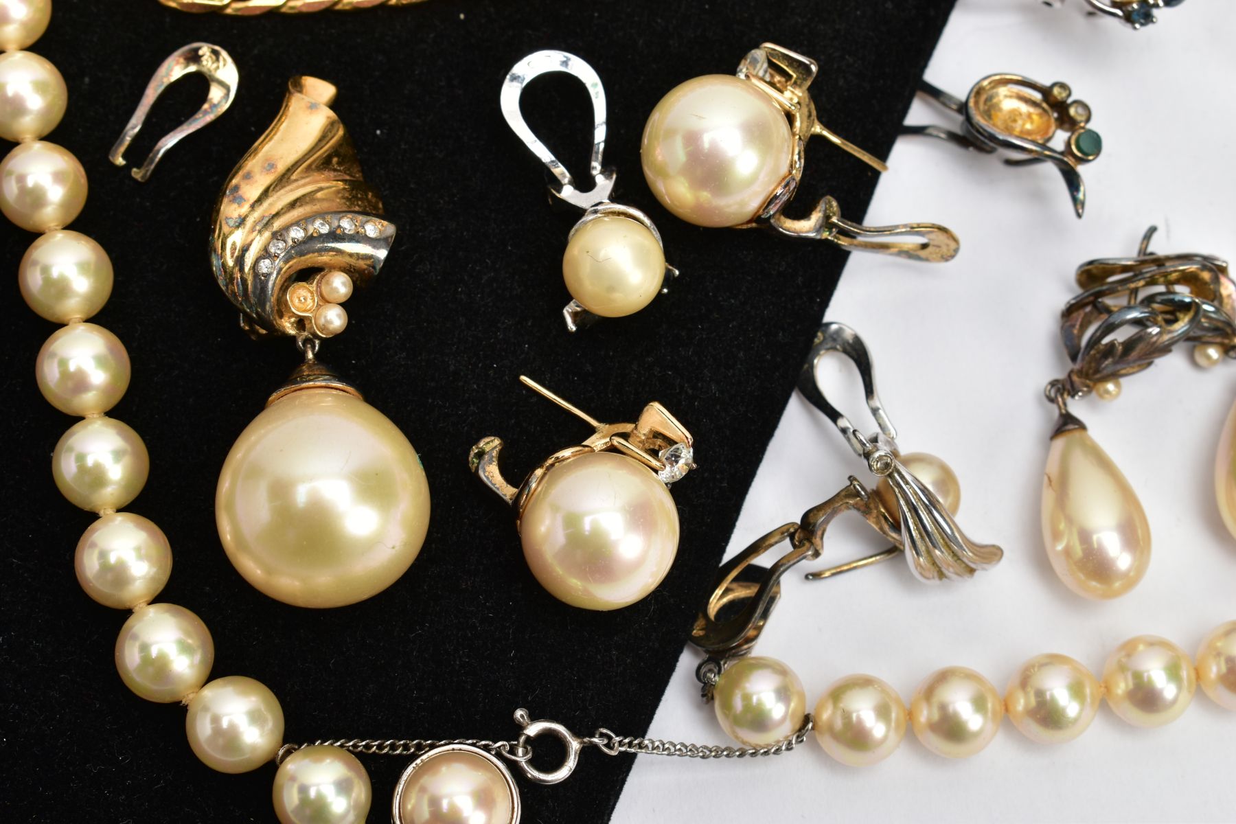 A BAG OF ASSORTED COSTUME JEWELLERY, to include an imitation pearl necklace fitted with a white - Image 3 of 6