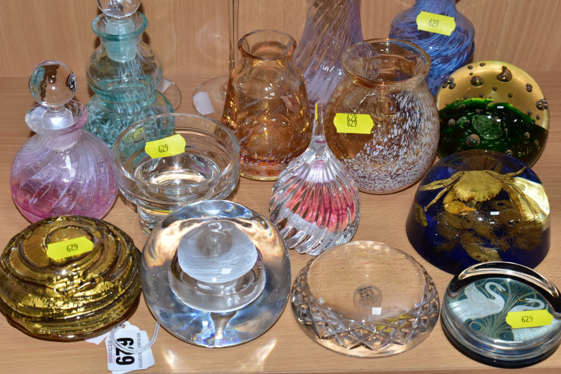 A SMALL COLLECTION OF DECORATIVE GLASS ITEMS TO INCLUDE TWO CAITHNESS PAPERWEIGHTS, both Caithness