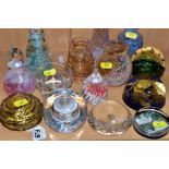 A SMALL COLLECTION OF DECORATIVE GLASS ITEMS TO INCLUDE TWO CAITHNESS PAPERWEIGHTS, both Caithness