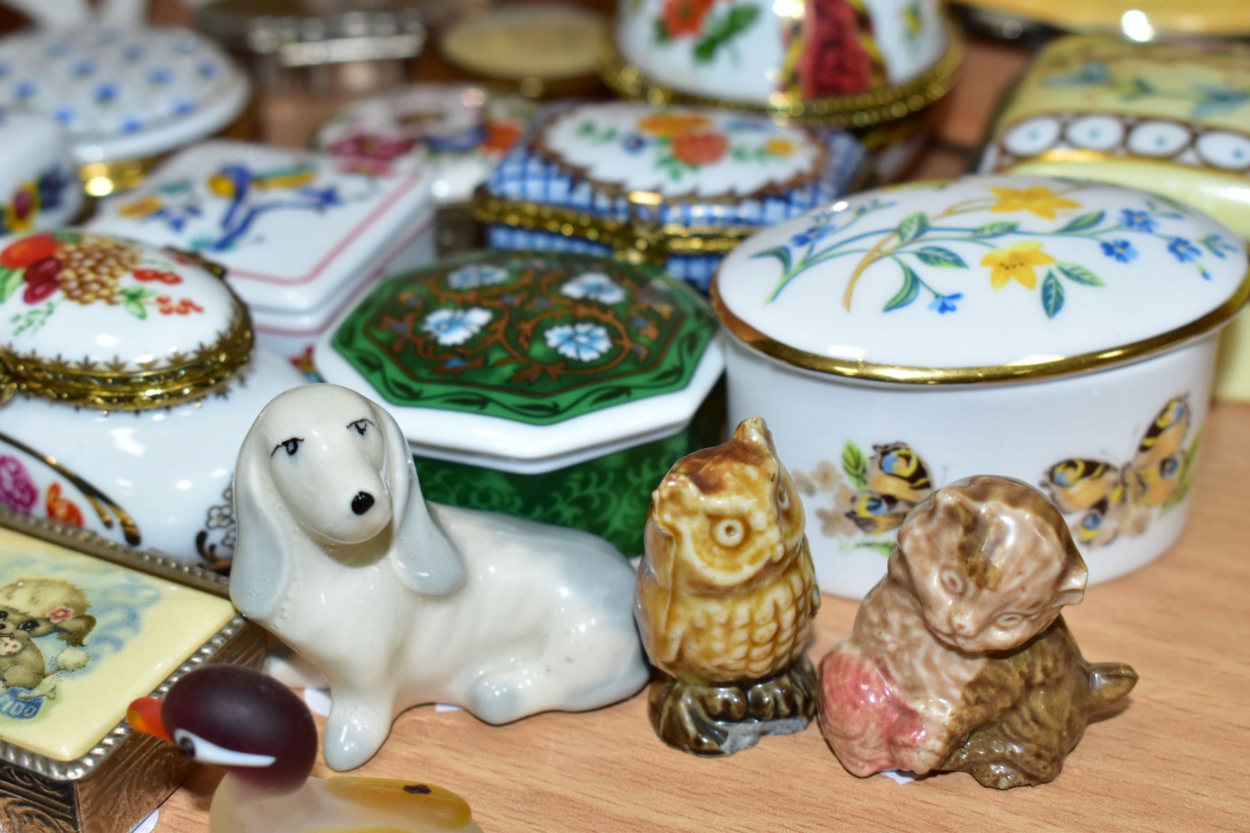 A GROUP OF TRINKET BOXES AND FOUR MINIATURE ANIMAL FIGURES, eighteen, mainly ceramic and metal, late - Image 11 of 12