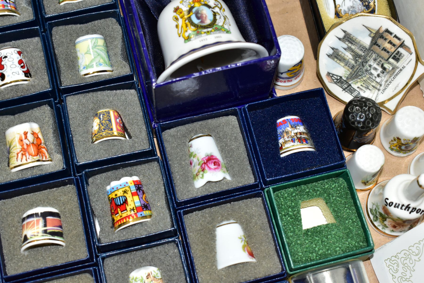A BOX OF BOXED THIMBLE COLLECTORS CLUB THIMBLES, to include more than sixty boxed thimbles, with a - Image 7 of 7