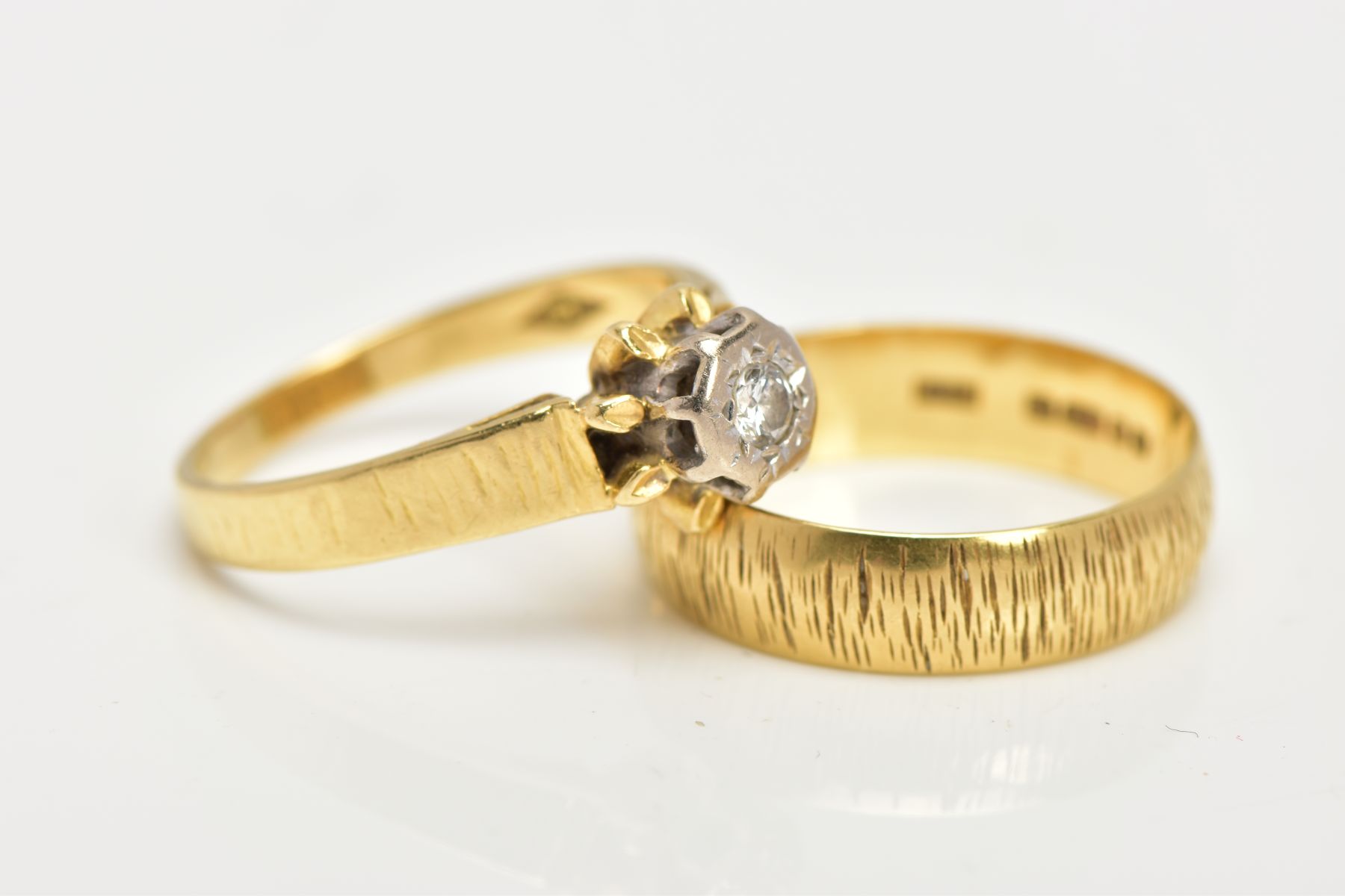 AN 18CT GOLD WEDDING RING SET, to include an illusion set single stone diamond ring, set with a - Image 4 of 4